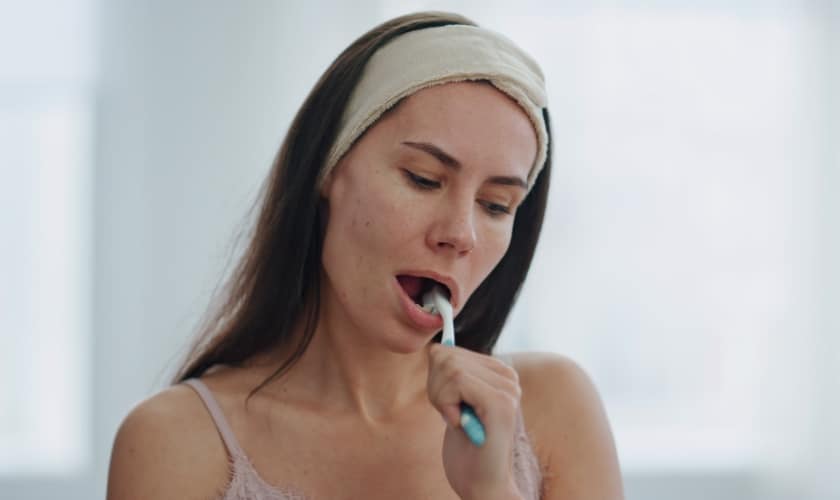 seven issues you can avoid by brushing your tongue